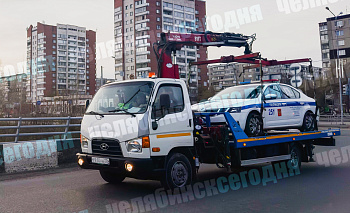 Челябинцев насмешил эвакуатор, увозящий полицейскую машину 