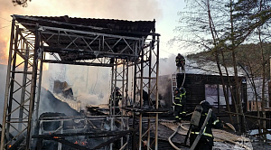 Двое парней погибли при пожаре в летнем кафе в Миассе