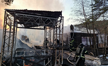 Двое парней погибли при пожаре в летнем кафе в Миассе