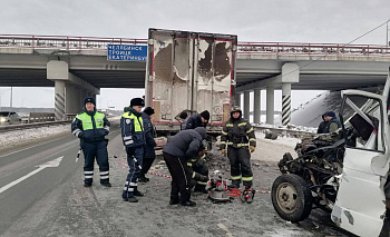 Водитель погиб при столкновении двух грузовиков на М5 в Челябинской области 