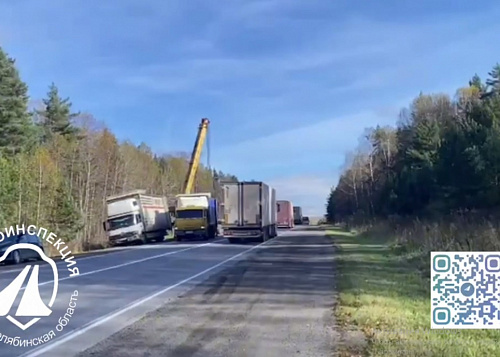Проезд по трассе М5 под Усть-Катавом ограничили из-за грузовика в кювете