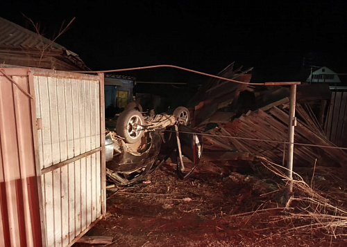 Парень на перевернутом ВАЗе снес забор дома в Челябинской области