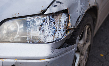 В Челябинске автомобиль вылетел на тротуар перед школой