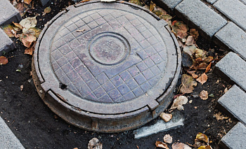 Челябинцев попросили сообщить об открытых люках