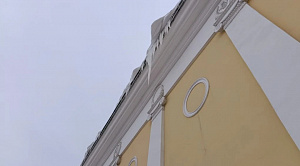 На здании филармонии в центре Челябинска появились опасные сосульки