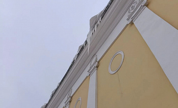 На здании филармонии в центре Челябинска появились опасные сосульки