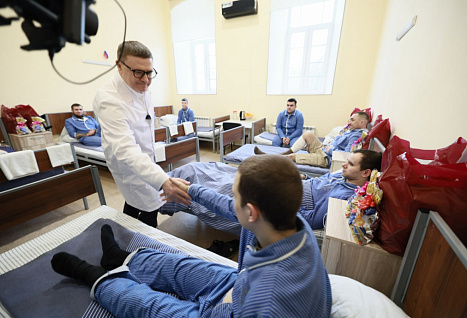 Алексей Текслер посетил военный госпиталь и поздравил бойцов с Новым годом