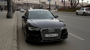 Audi с тремя «О» в госномере частично перекрыл проезд в центре Челябинска