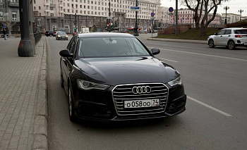 Audi с тремя «О» в госномере частично перекрыл проезд в центре Челябинска