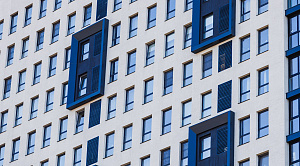 Челябинская школьница попала в реанимацию после падения из окна многоэтажки