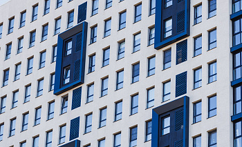 Челябинская школьница попала в реанимацию после падения из окна многоэтажки