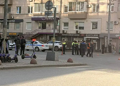 Место провала асфальта в центре Челябинска огородили