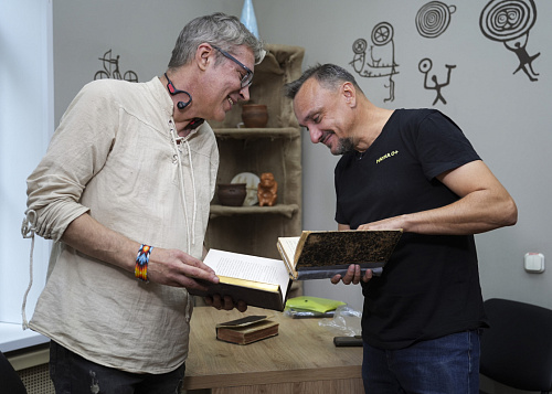 Челябинскому коллекционеру попалось сокровище в обложке старой книги