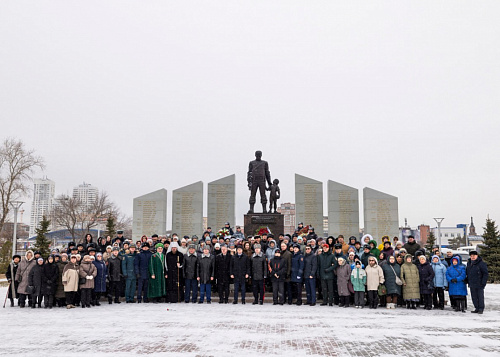 В Челябинске почтили память погибших солдат правопорядка