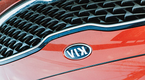 Автомобиль Kia опрокинулся на дороге Челябинска в утренний час пик
