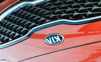 Автомобиль Kia опрокинулся на дороге Челябинска в утренний час пик