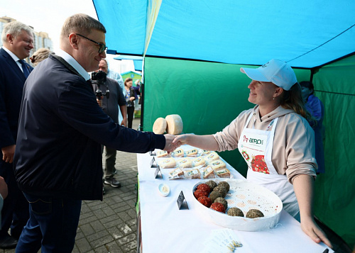 «Всё, чем богата наша земля»: Алексей Текслер открыл выставку «АГРО-2025»