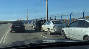 Машины после массовой аварии встали паровозиком на плотине в Челябинске
