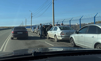 Машины после массовой аварии встали паровозиком на плотине в Челябинске