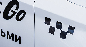 Автомобиль такси раздавило при столкновении с грузовиком в Челябинске