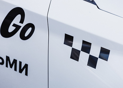 Автомобиль такси раздавило при столкновении с грузовиком в Челябинске