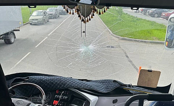 В Челябинске пассажира автобуса увезли в больницу после падения в салоне