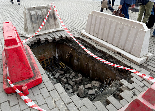 В центре Челябинска брусчатка опустилась ниже уровня дороги
