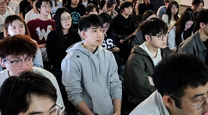 Десятки китайцев пришли посмотреть на испытание магнитогорского лаовая