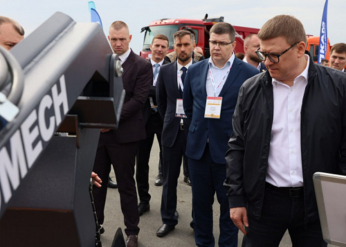 Алексей Текслер ознакомился с техникой будущего на выставке под Челябинском