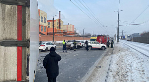 Массовое ДТП с грузовиком и такси сковало проезд по тракту в Челябинске