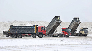 1100 самосвалов за ночь: Челябинск ударно вывозит снег