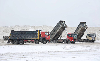 1100 самосвалов за ночь: Челябинск ударно вывозит снег