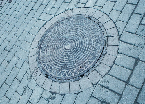 Полицейского наградили за спасение ребенка, провалившегося в колодец в Кусе