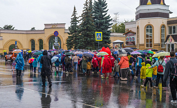 С зонтами и дождевиками: первоклассники Челябинска не побоялись непогоды