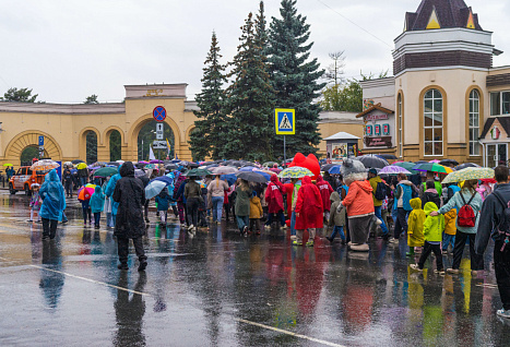 С зонтами и дождевиками: первоклассники Челябинска не побоялись непогоды