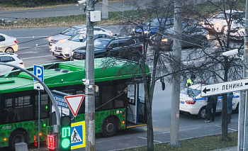 Школьница попала под автобус в центре Челябинска