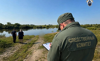 Смертью подростка на реке в Челябинской области заинтересовались следователи