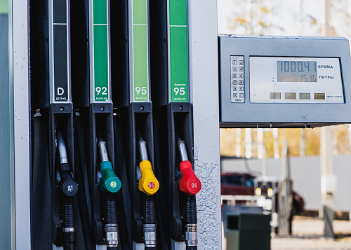 Почти на рубль за неделю взлетели цены на АЗС в Челябинской области