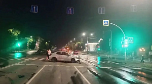 В Челябинске полицейский протаранил стоящий ВАЗ