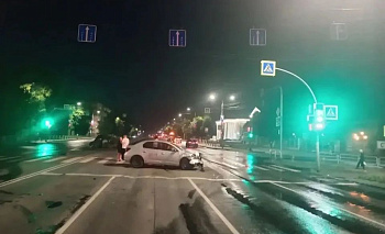 В Челябинске полицейский протаранил стоящий ВАЗ