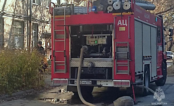 Женщина погибла при пожаре в пятиэтажном доме в Челябинске