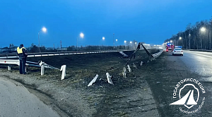 Под Челябинском иномарка разбилась вдребезги о придорожный забор