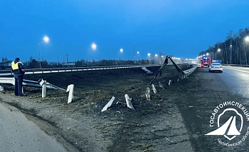 Под Челябинском иномарка разбилась вдребезги о придорожный забор