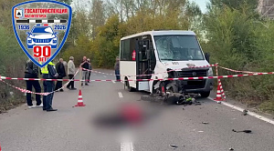Мотоциклист погиб под колесами встречной маршрутки в Магнитогорске
