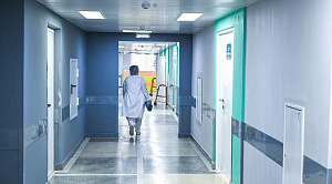 Россияне поддержали идею отменить цветные халаты для медработников