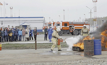Школьники увидели работу пожарных и нефтепроводчиков