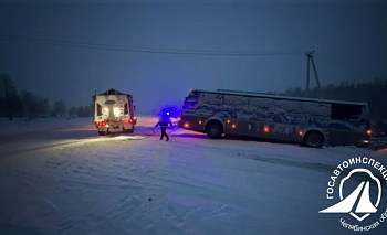 Пассажирский автобус съехал в кювет на дороге под Челябинском