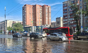 В Челябинске возобновили движение троллейбусов после подтопления дороги