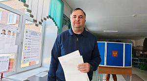 Спикер ЗСО Челябинской области Олег Гербер пришел голосовать вместе с сыном