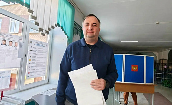 Спикер ЗСО Челябинской области Олег Гербер пришел голосовать вместе с сыном